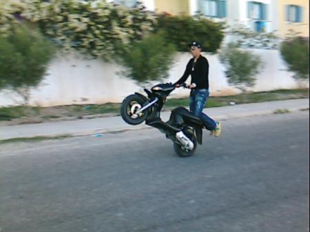 un grand cabrage de stunt